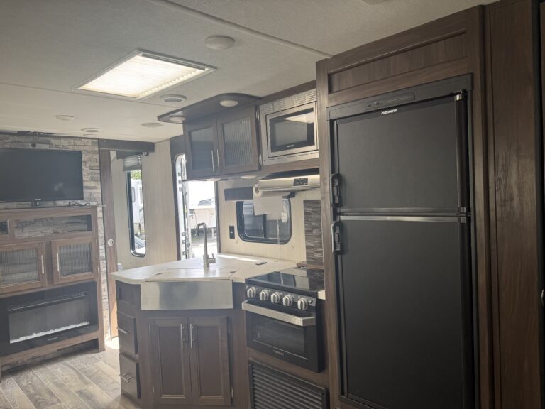 2019 Grey Wolf 26DBH Full Kitchen
